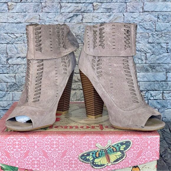 Bamboo Wide Cuff Faux Suede Booties Women's Size 7 Peep Toe Cone Heel - Picture 1 of 9